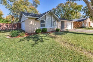 439 Clover Ln in Garland, TX - Building Photo