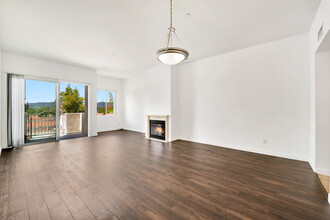 7551 Jordan Ave, Unit 403 in Canoga Park, CA - Foto de edificio - Building Photo