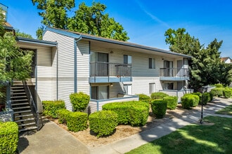 Rivercourt Apartments in Sacramento, CA - Foto de edificio - Building Photo