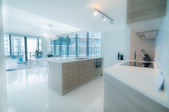 650 NE 32nd St, Unit 1701 in Miami, FL - Foto de edificio - Building Photo