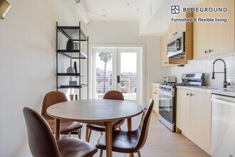 611 N Virgil Ave in Los Angeles, CA - Foto de edificio - Building Photo