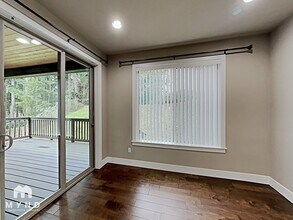 12017 SE May Creek Park Dr in Newcastle, WA - Foto de edificio - Building Photo