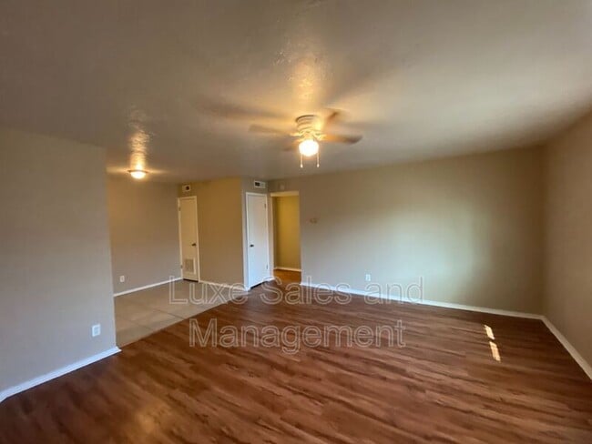 6026 Northwest Expy in Warr Acres, OK - Building Photo - Building Photo