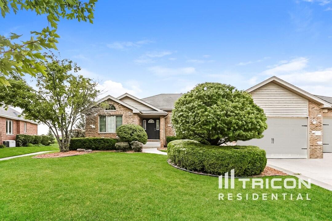 2874 Ryan Dr in New Lenox, IL - Foto de edificio
