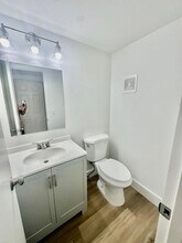 244 Mansfield F in Boca Raton, FL - Foto de edificio - Building Photo