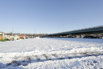 Crossroads Apartments in Bettendorf, IA - Building Photo - Building Photo