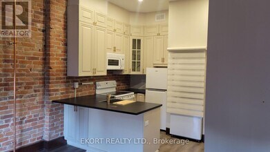 251 Front St in Belleville, ON - Building Photo - Building Photo