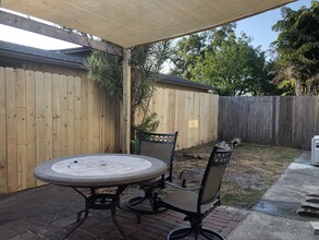 801 11th Ave W, Unit REAR APT in Palmetto, FL - Foto de edificio - Building Photo
