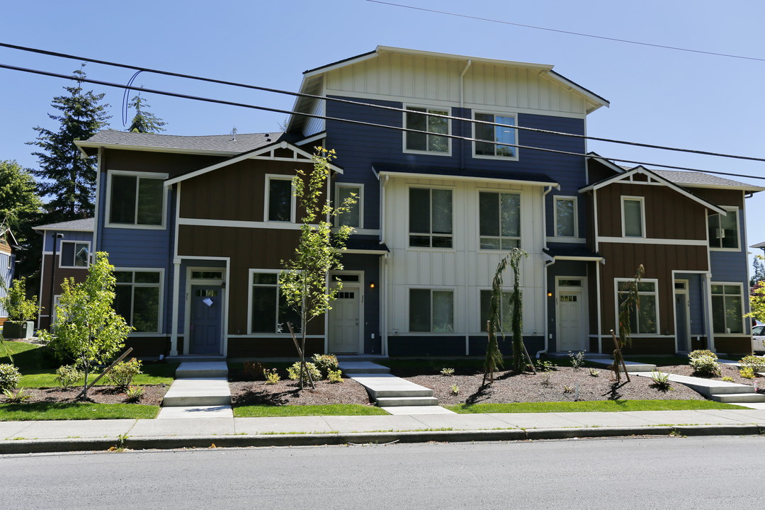 Pinnacle Townhomes in Lynnwood, WA - Building Photo