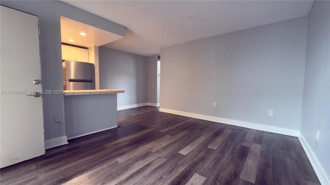 3536 NE 168th St in North Miami Beach, FL - Foto de edificio - Building Photo