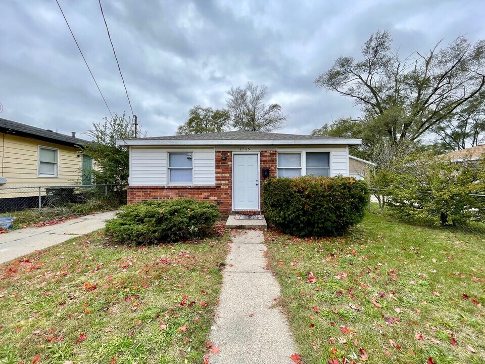 1765 Huizenga St in Muskegon, MI - Building Photo