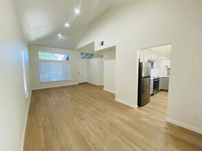 9235 Thoroughbred Way in Elk Grove, CA - Building Photo - Building Photo