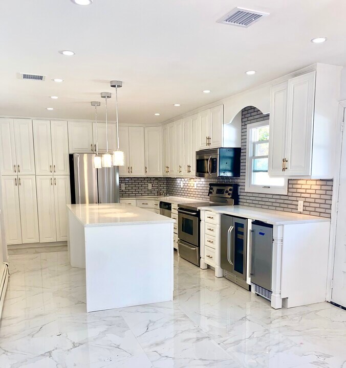 418 S Marginal Rd in Jericho, NY - Building Photo