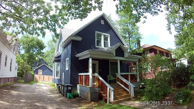 604 W California Ave, Unit 2 in Urbana, IL - Foto de edificio - Building Photo