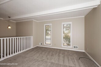 8704 4 Oaks Ct in Jeffersontown, KY - Building Photo - Building Photo