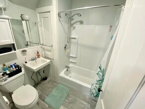 246 Taylor St, Unit 2b in Manchester, NH - Foto de edificio - Building Photo