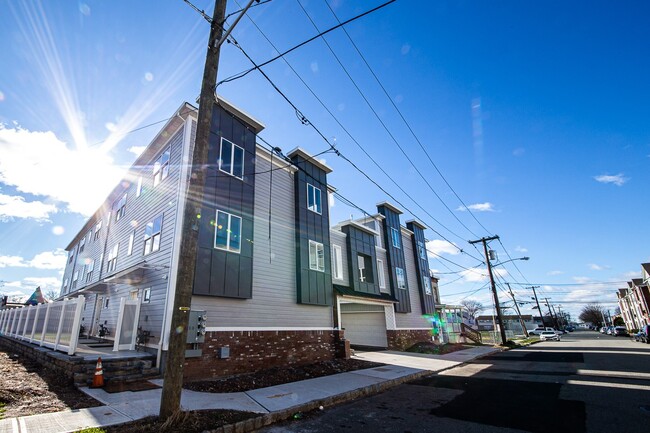 Essex Apartments in Carteret, NJ - Foto de edificio - Building Photo