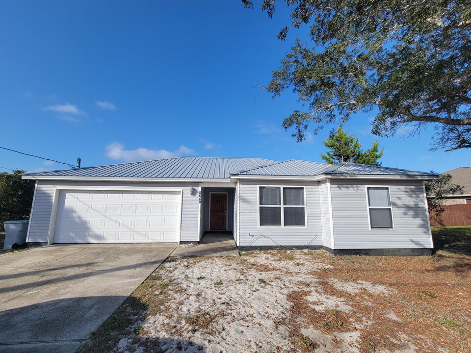 8640 Rio Vista Dr in Navarre, FL - Building Photo