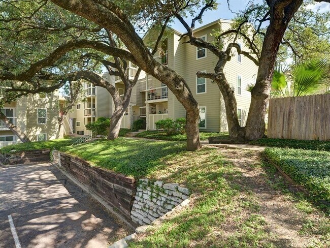 114 E 31st St in Austin, TX - Foto de edificio - Building Photo