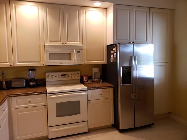 13 Harbour Isle Dr W in Fort Pierce, FL - Building Photo - Building Photo
