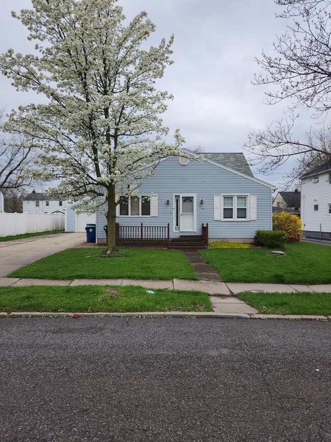property at 258 Windermere Blvd