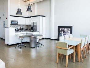 437 D St, Unit 5B in Boston, MA - Foto de edificio - Building Photo
