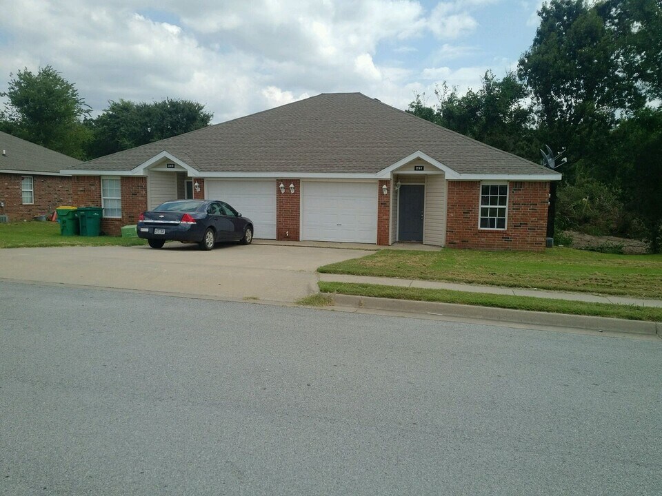 251 Graystone Cir-Unit -249 Graystone in Centerton, AR - Building Photo