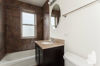 3808 N Sheffield Ave, Unit 3810-3w in Chicago, IL - Building Photo - Building Photo