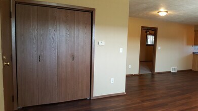 929 East Ave N, Unit Apartment 4 in Onalaska, WI - Foto de edificio - Building Photo