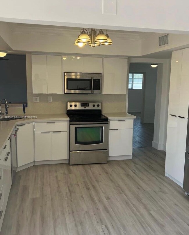 8980 SW 44th St in Miami, FL - Building Photo - Building Photo