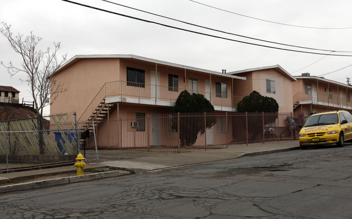 221 N 3rd Ave in Barstow, CA - Building Photo