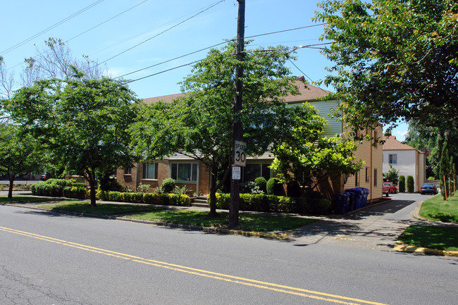 2011-2041 NE Clackamas St in Portland, OR - Building Photo - Building Photo