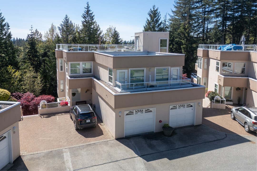 2425 Edgemont Blvd in North Vancouver, BC - Building Photo