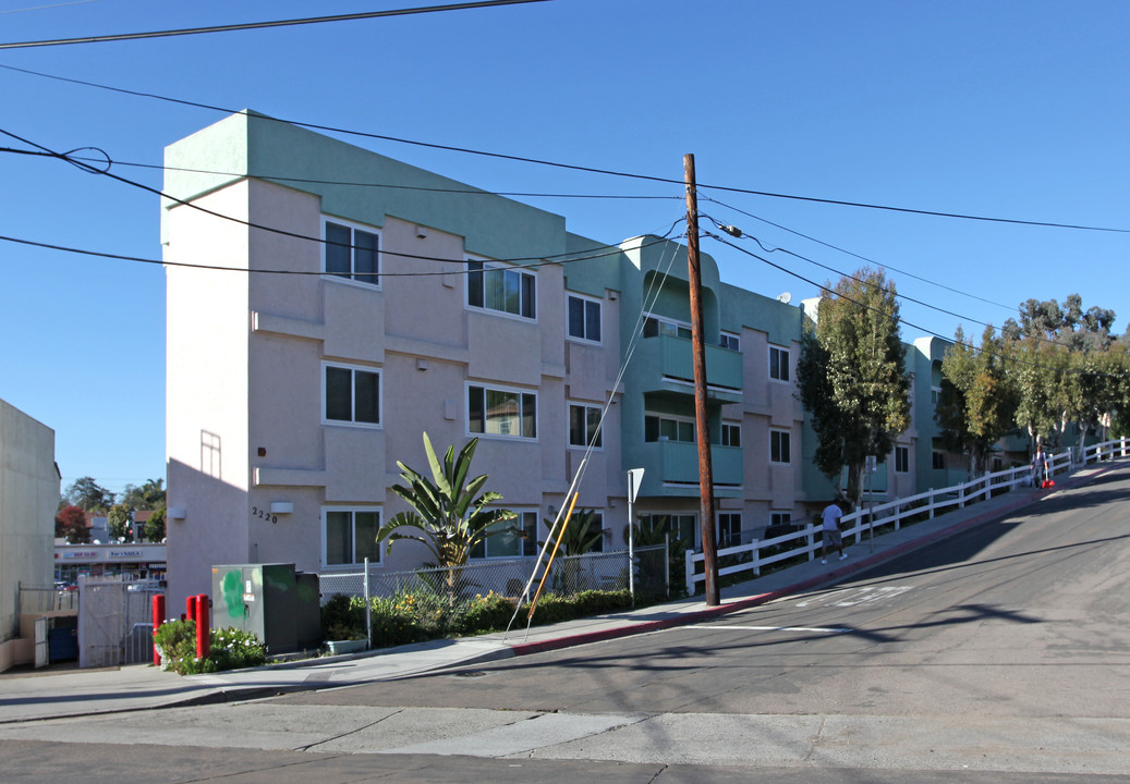 Palermo Terrace in San Diego, CA - Foto de edificio