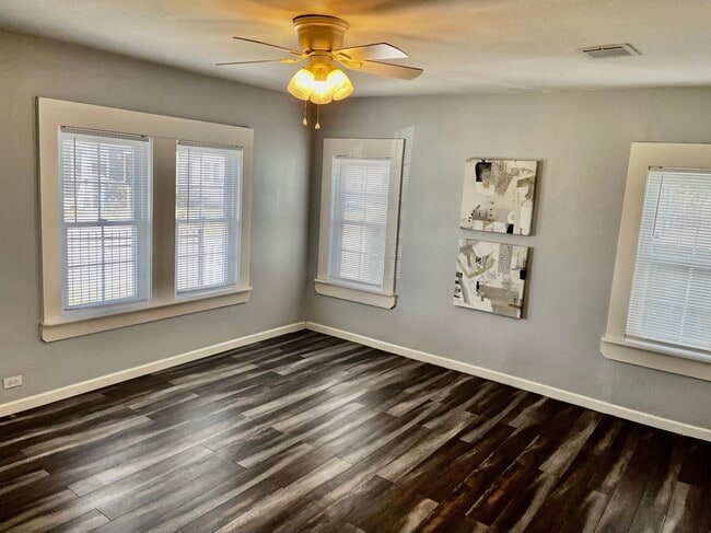 property at 106 N Eastwood St