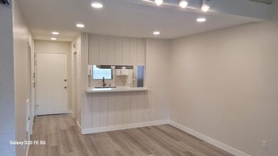 1030 W MacArthur Blvd in Santa Ana, CA - Building Photo - Building Photo