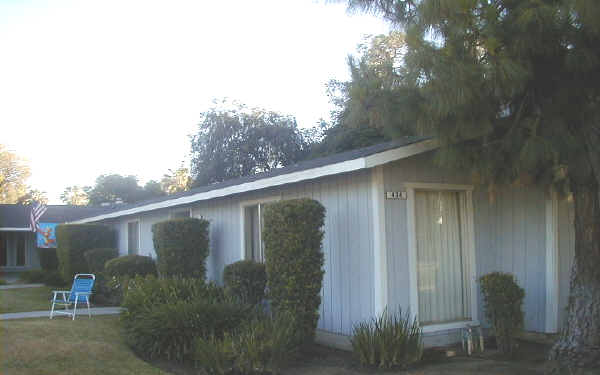 434 W Stuart Ave in Clovis, CA - Building Photo