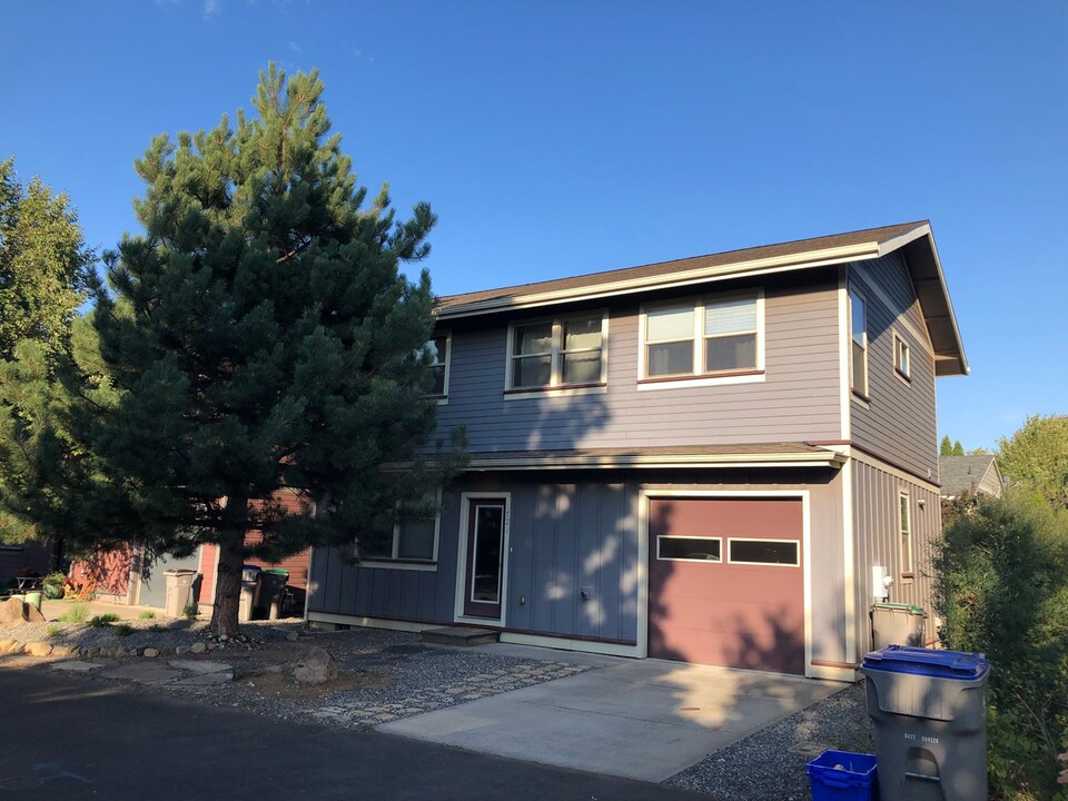 1721 Sunderland Ln in Hood River, OR - Building Photo