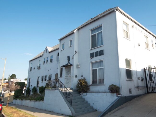 4915 San Vicente Blvd, Unit LARGE UPPER ONE BD DUPLEX in Los Angeles, CA - Building Photo - Building Photo