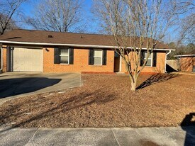 101 Oakhurst Ct in Raeford, NC - Building Photo