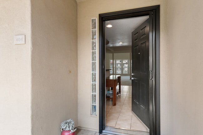 301 W G St, Unit 404 in San Diego, CA - Building Photo - Building Photo