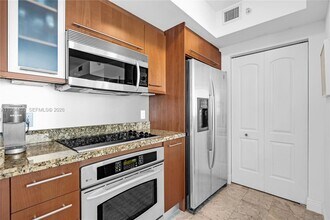 110 Washington Ave, Unit 1712 in Miami Beach, FL - Building Photo - Building Photo