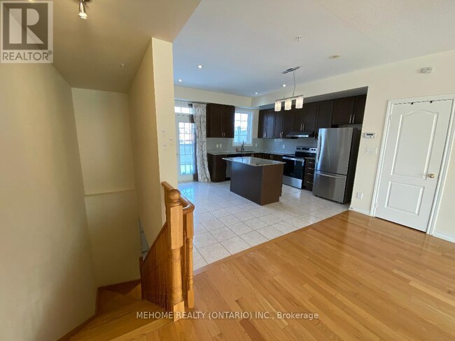 22 Cathedral High St in Markham, ON - Building Photo - Building Photo