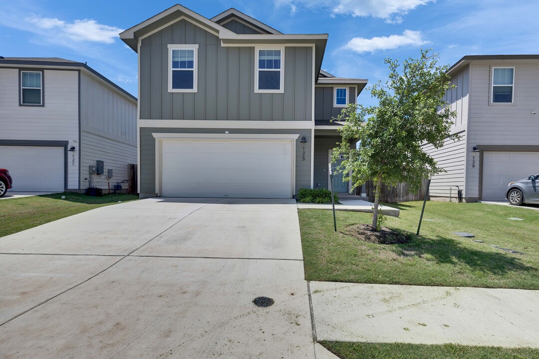 125 Morning Dawn Ln in Andice, TX - Building Photo