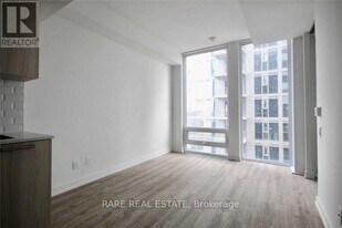 28 Wellesley St E in Toronto, ON - Building Photo