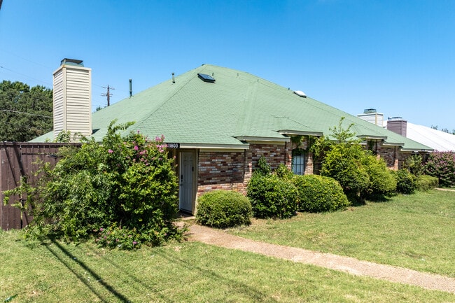 11803-11805 Garden Terrace Dr in Dallas, TX - Foto de edificio - Building Photo