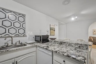 1009 High Point Rd in Arlington, TX - Foto de edificio - Building Photo