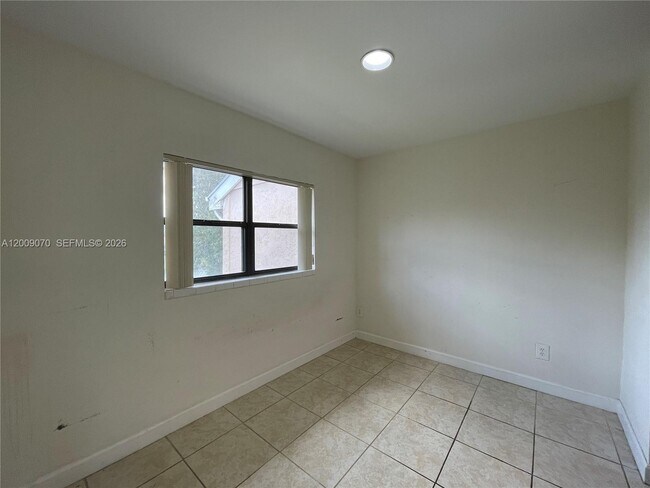 3957 NW 87th Ave in Sunrise, FL - Building Photo - Building Photo