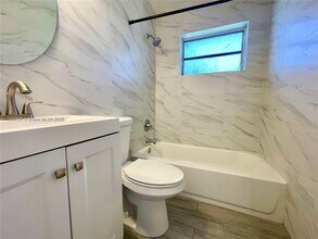 213 SW 10th St in Hallandale Beach, FL - Building Photo - Building Photo