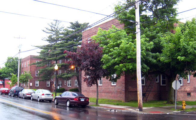 1465 E Main Street in Bridgeport, CT - Building Photo - Building Photo